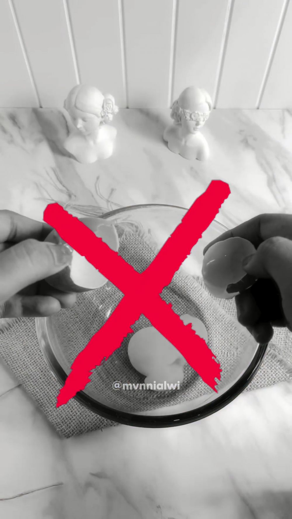 Bukan disedot botol plastik, ini cara simpel pisahkan kuning dan putih telur cuma pakai 1 bumbu dapur