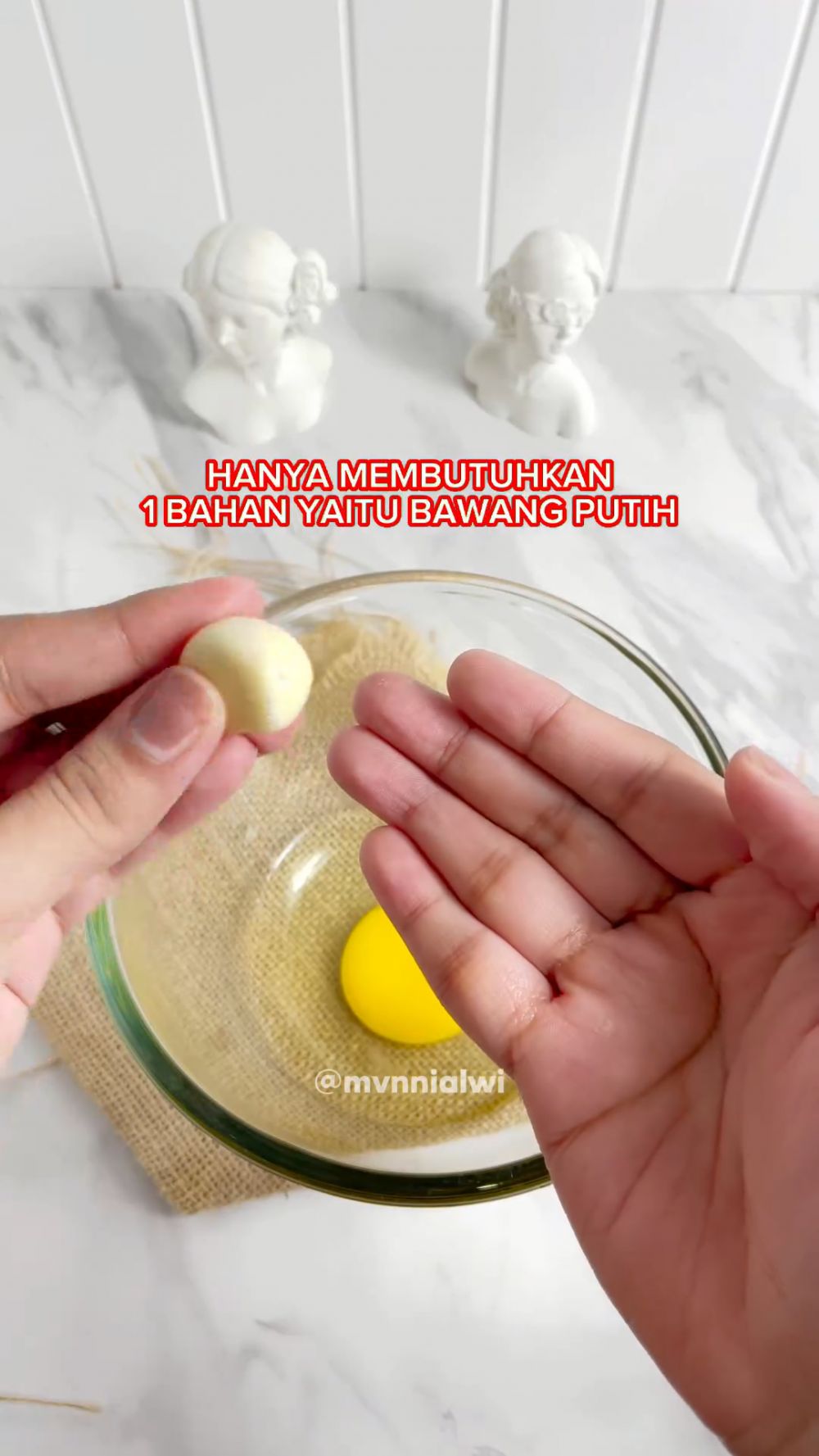 Bukan disedot botol plastik, ini cara simpel pisahkan kuning dan putih telur cuma pakai 1 bumbu dapur