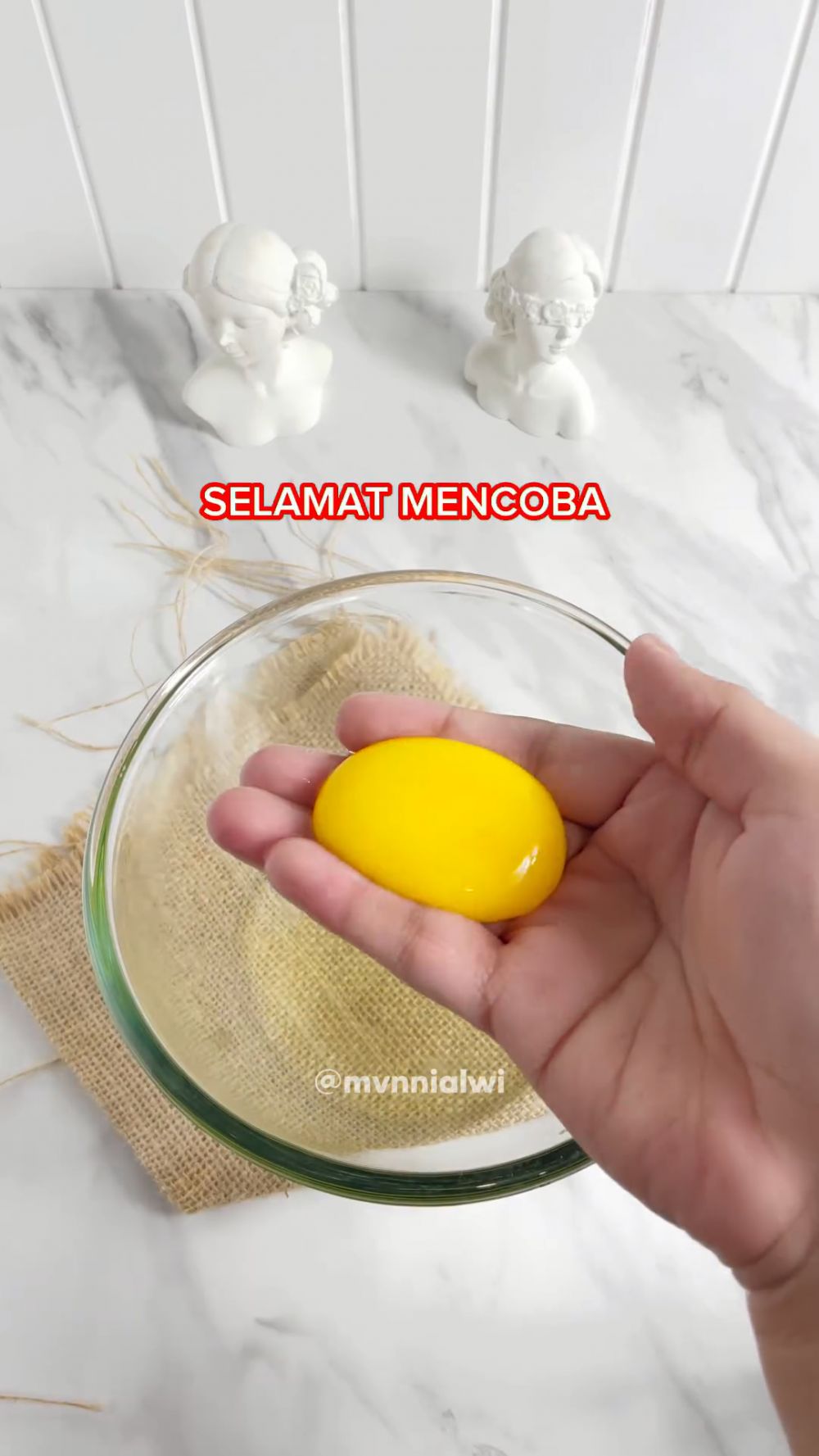 Bukan disedot botol plastik, ini cara simpel pisahkan kuning dan putih telur cuma pakai 1 bumbu dapur