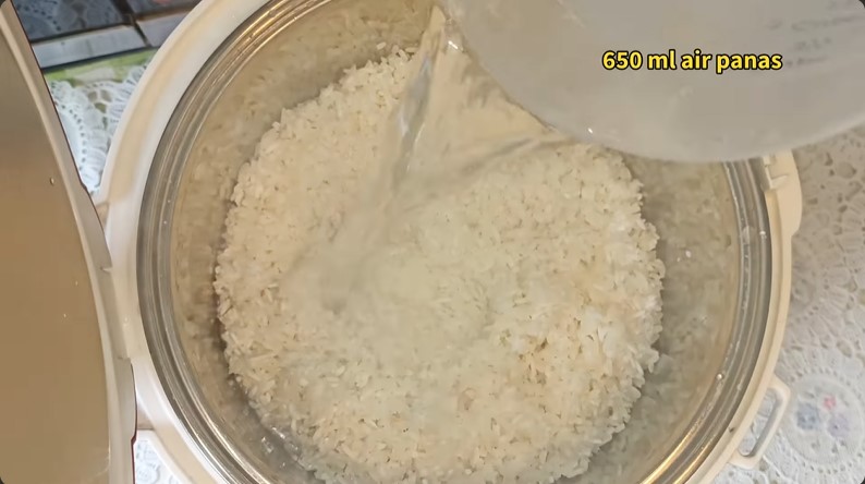 Bukan diperasi jeruk nipis, ini trik agar nasi di rice cooker tak kering 3 hari andalkan 1 bahan dapur