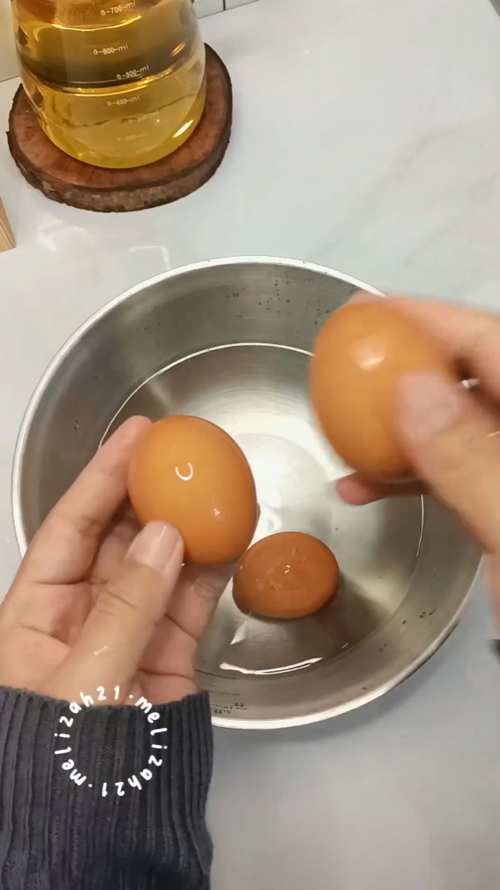 Nggak cuma ditambah garam, ini cara merebus telur agar mudah dikupas cuma tambah 1 bahan makanan