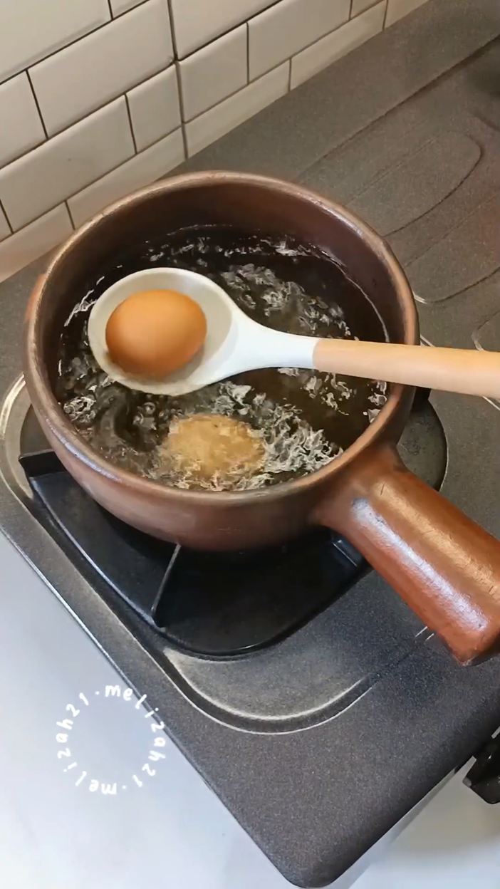 Nggak cuma ditambah garam, ini cara merebus telur agar mudah dikupas cuma tambah 1 bahan makanan