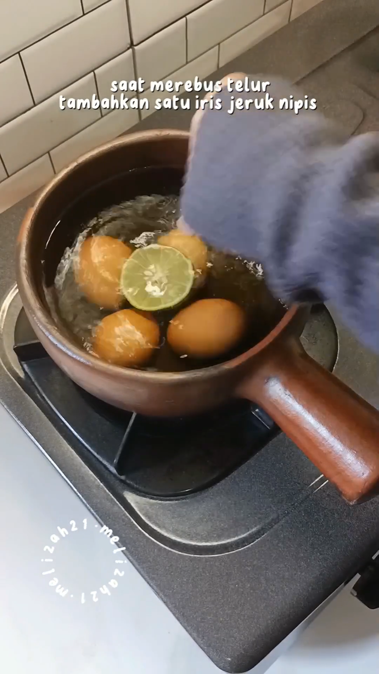 Nggak cuma ditambah garam, ini cara merebus telur agar mudah dikupas cuma tambah 1 bahan makanan