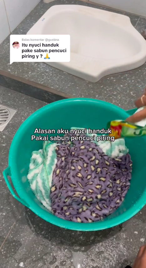 Tanpa direndam detergen, ibu muda mencuci handuk dekil ini hasilnya kinclong cuma pakai 2 bahan dapur