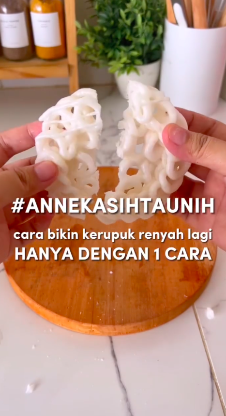 Tak perlu digoreng lagi, ini trik mengubah kerupuk putih melempem agar enak dan renyah lagi