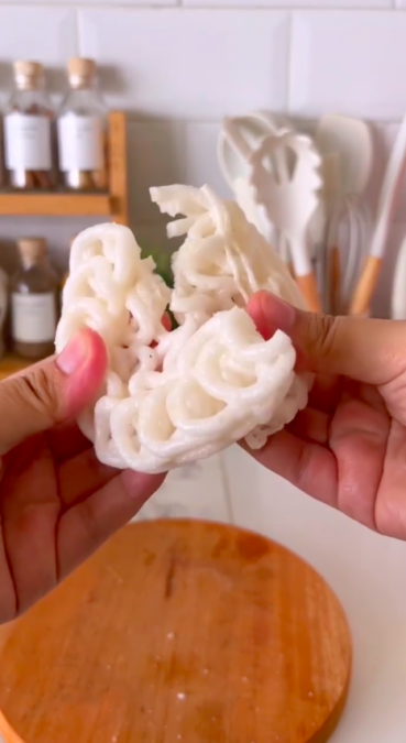 Tak perlu digoreng lagi, ini trik mengubah kerupuk putih melempem agar enak dan renyah lagi