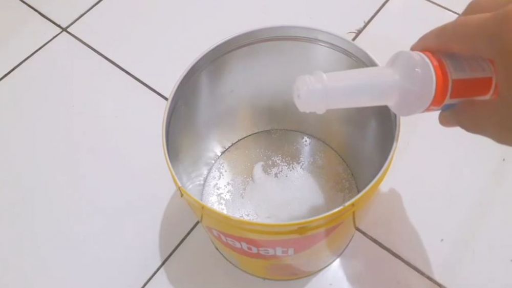 Bukan pakai sabun cuci piring, ini trik bersihkan kerak hitam di kloset pakai tambahan 2 bahan dapur