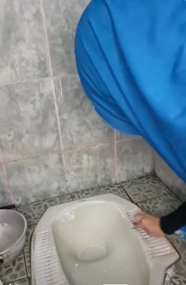 Bukan pakai sabun cuci piring, ini trik bersihkan kerak hitam di kloset pakai tambahan 2 bahan dapur