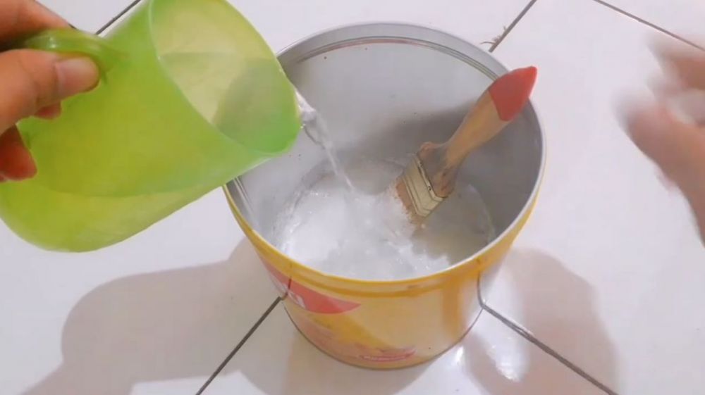 Bukan pakai sabun cuci piring, ini trik bersihkan kerak hitam di kloset pakai tambahan 2 bahan dapur