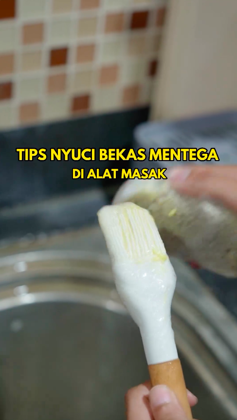 Bukan disiram air panas, ini trik bersihkan alat baking bekas mentega agar bersih dan kesat lagi