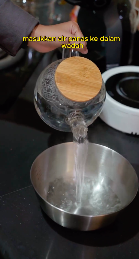 Bukan disiram air panas, ini trik bersihkan alat baking bekas mentega agar bersih dan kesat lagi