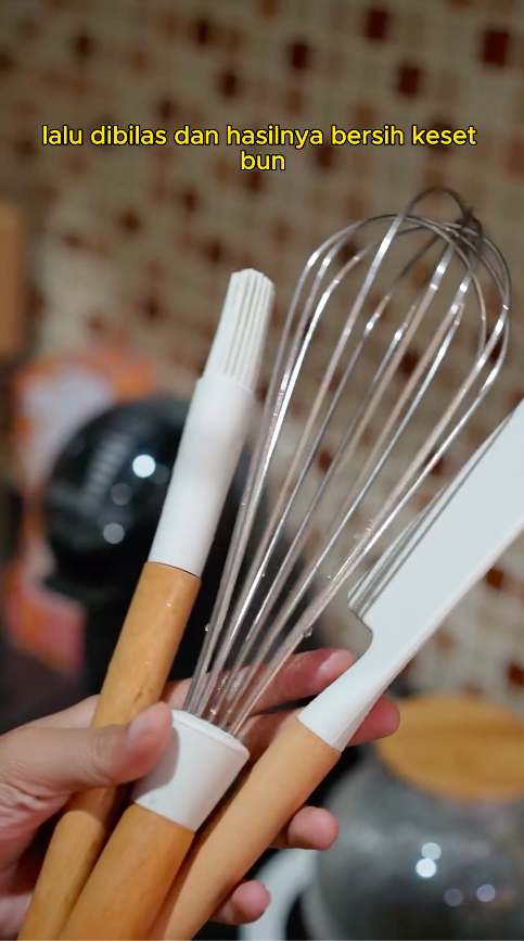 Bukan disiram air panas, ini trik bersihkan alat baking bekas mentega agar bersih dan kesat lagi