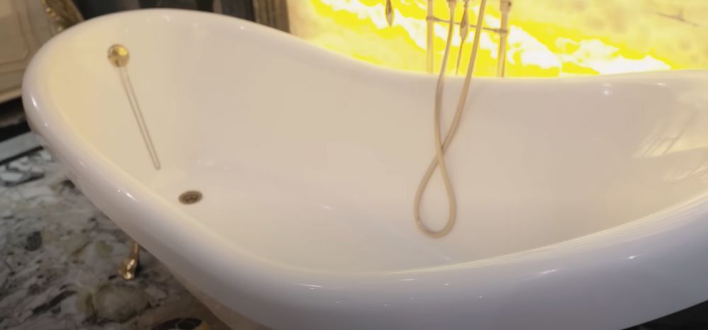 9 Potret kamar mandi Fitno Fabulous ‘Crazy Rich Pondok Indah' ini bikin takjub, ada TV di balik cermin