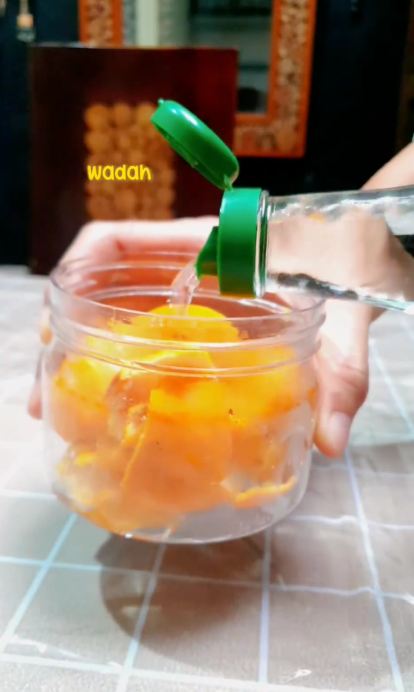 Cuma pakai 1 ampas dapur, trik basmi noda minyak di kompor ala emak-emak ini ampuh bikin kesat