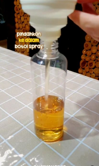 Cuma pakai 1 ampas dapur, trik basmi noda minyak di kompor ala emak-emak ini ampuh bikin kesat