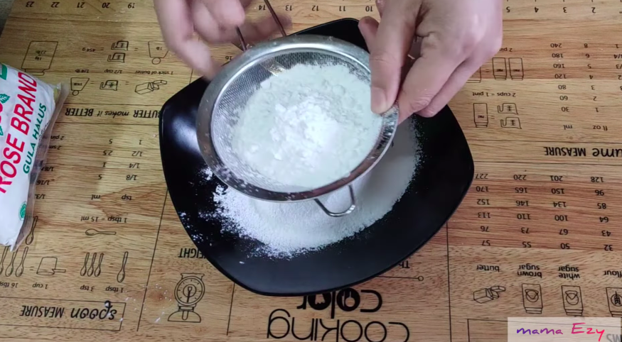 Tak perlu ditabur satu per satu, ini trik agar gula putri salju menempel sempurna dan tidak cepat cair