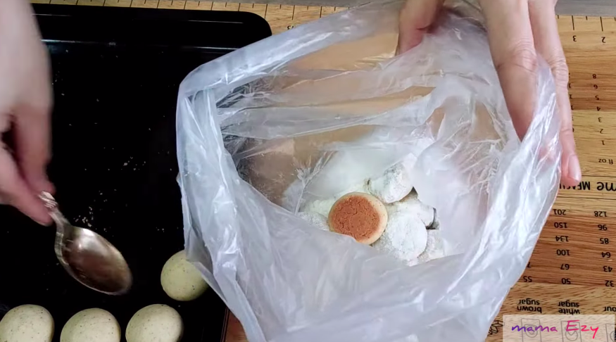 Tak perlu ditabur satu per satu, ini trik agar gula putri salju menempel sempurna dan tidak cepat cair