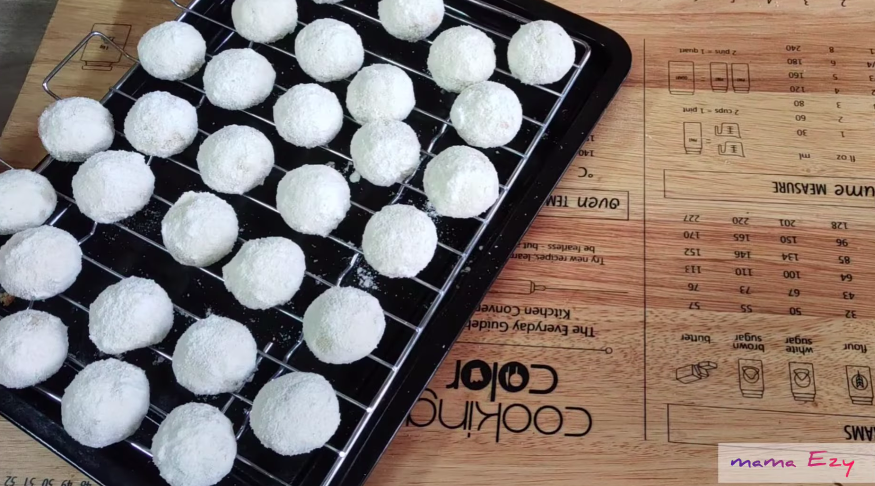 Tak perlu ditabur satu per satu, ini trik agar gula putri salju menempel sempurna dan tidak cepat cair