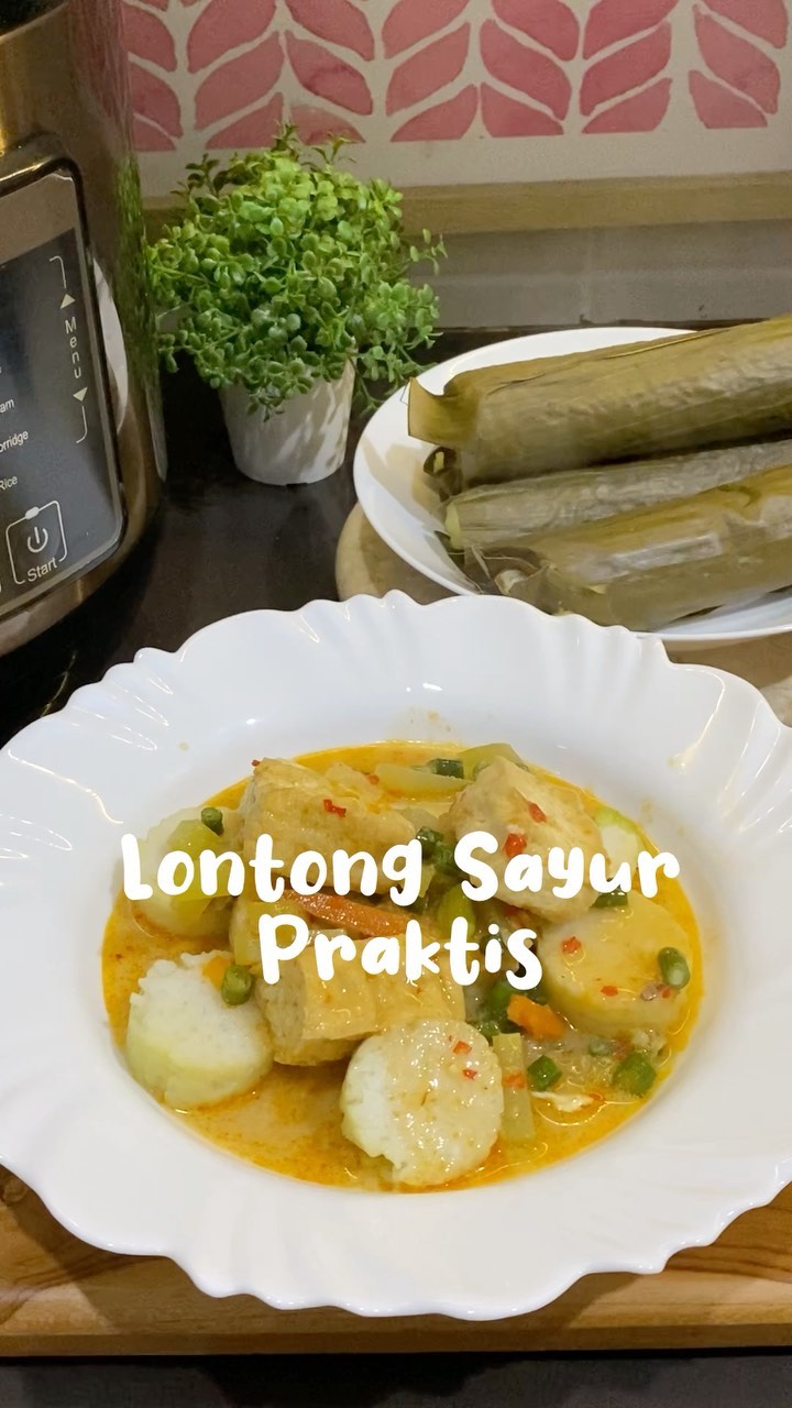15 Resep lontong sayur sajian Lebaran, istimewa, enak, kuahnya nendang, dan praktis