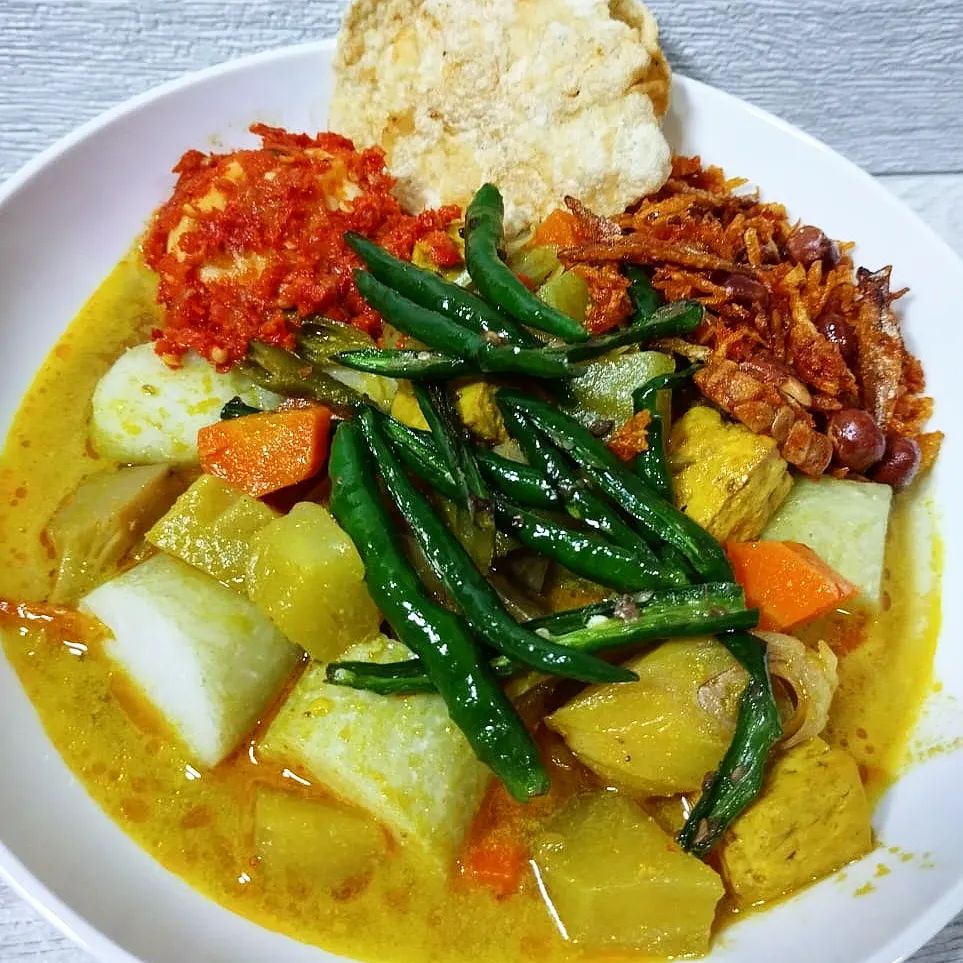 15 Resep lontong sayur sajian Lebaran, istimewa, enak, kuahnya nendang, dan praktis