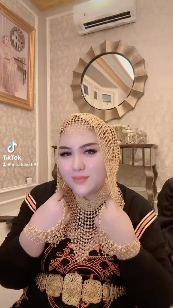 gaya mira hayati mirip cleopatra © instagram gaya mira hayati mirip cleopatra © instagram