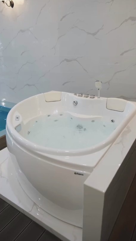 rumah hanum mega kolam renang air minum © 2024 brilio.net rumah hanum mega kolam renang air minum © 2024 brilio.net