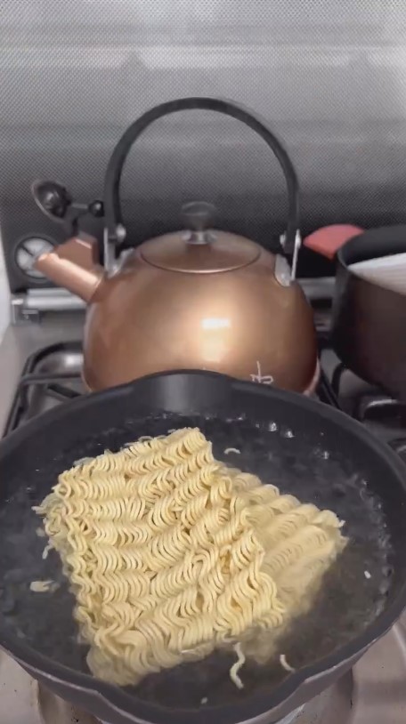 rumah hanum mega kolam renang air minum © 2024 brilio.net rumah hanum mega kolam renang air minum © 2024 brilio.net