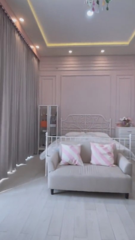 rumah hanum mega kolam renang air minum © 2024 brilio.net rumah hanum mega kolam renang air minum © 2024 brilio.net