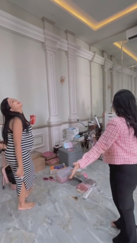 rumah hanum mega kolam renang air minum © 2024 brilio.net rumah hanum mega kolam renang air minum © 2024 brilio.net