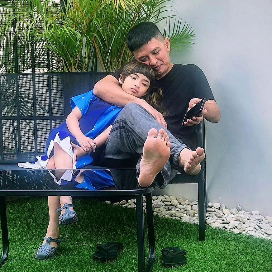 potret kolam renang Eza Yayang nyambung dengan taman © 2024 brilio.net