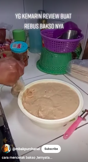 Aksi cerdas emak-emak mencetak bakso ini cepat dan bentuknya bulat sempurna tanpa mengotori tangan