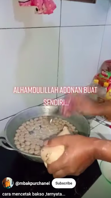 Aksi cerdas emak-emak mencetak bakso ini cepat dan bentuknya bulat sempurna tanpa mengotori tangan