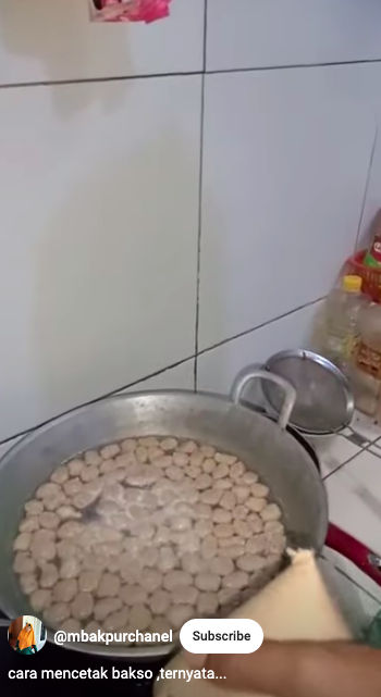 Aksi cerdas emak-emak mencetak bakso ini cepat dan bentuknya bulat sempurna tanpa mengotori tangan