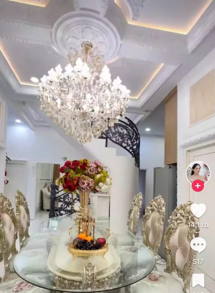 Potret ruang makan di rumah bos skincare © 2024 brilio.net