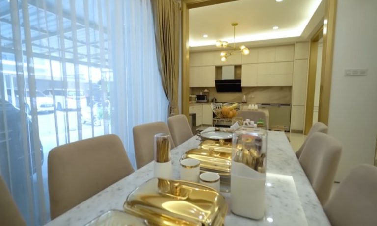 Potret ruang makan di rumah bos skincare © 2024 brilio.net