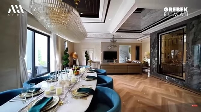 Potret ruang makan di rumah bos skincare © 2024 brilio.net