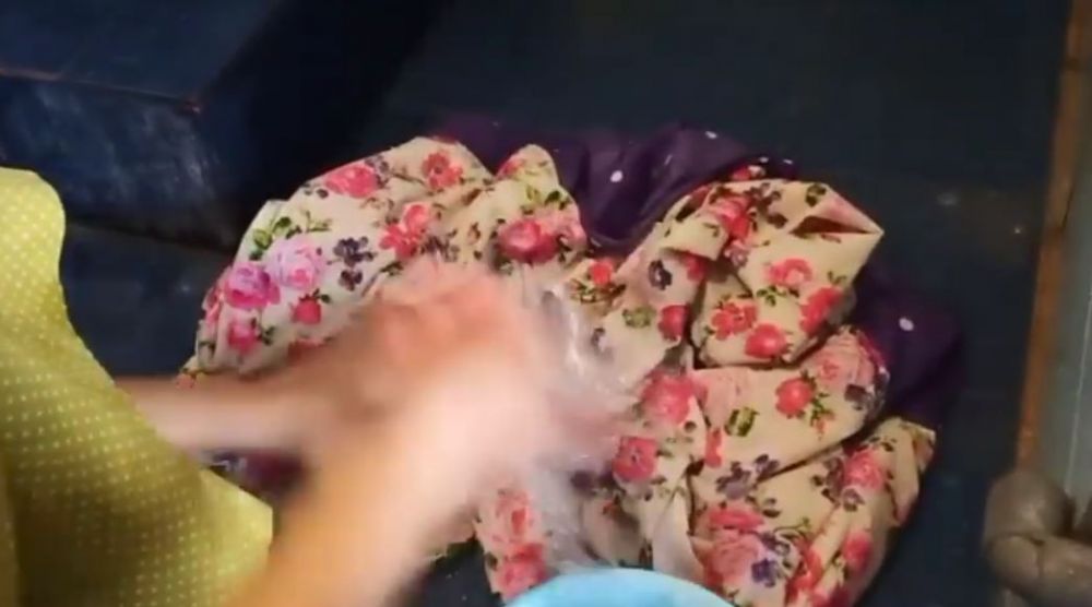 Tanpa baking soda, ini trik hilangkan noda kunyit dan jamur di taplak meja cukup tambah 1 bahan dapur