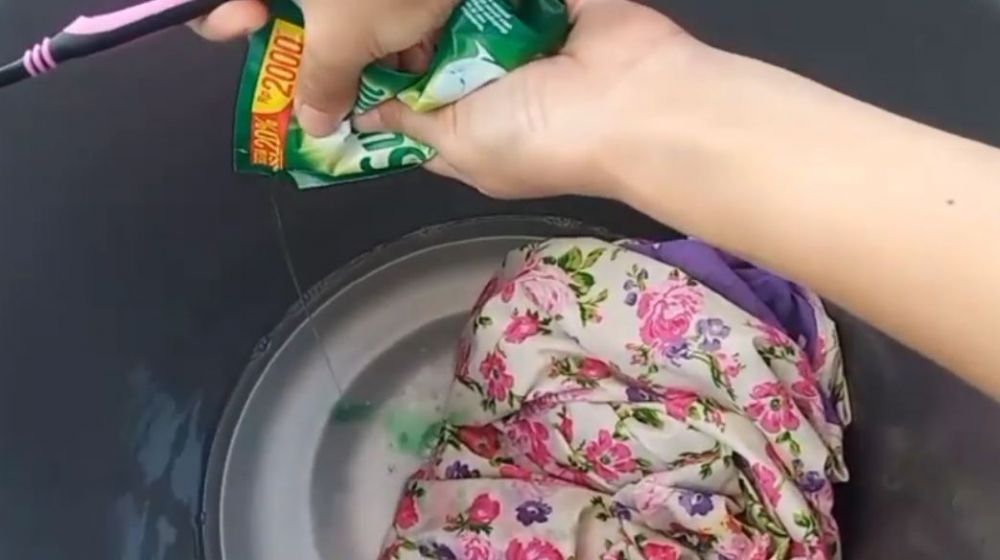 Tanpa baking soda, ini trik hilangkan noda kunyit dan jamur di taplak meja cukup tambah 1 bahan dapur