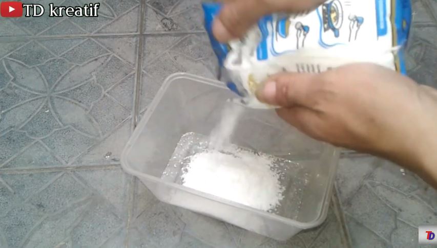 Tanpa digosok baking soda, ini cara enyahkan lumut di lantai kamar mandi cuma tambah 1 bumbu dapur