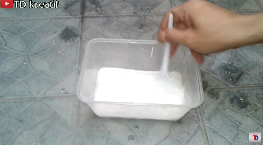 Tanpa digosok baking soda, ini cara enyahkan lumut di lantai kamar mandi cuma tambah 1 bumbu dapur