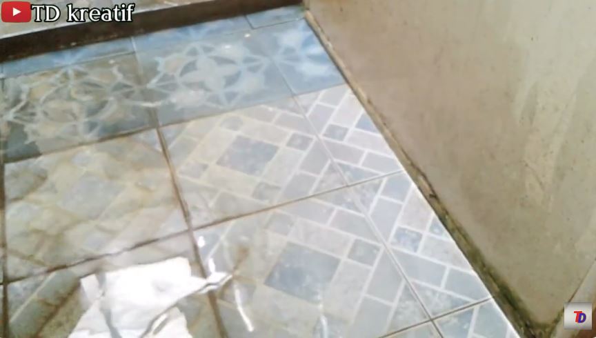Tanpa digosok baking soda, ini cara enyahkan lumut di lantai kamar mandi cuma tambah 1 bumbu dapur
