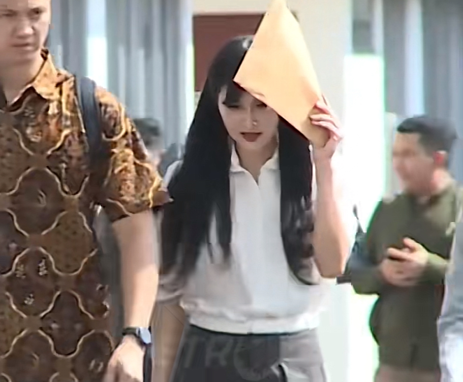 9 Momen Sandra Dewi tiba di Kejagung untuk diperiksa, senyum manisnya jadi sorotan