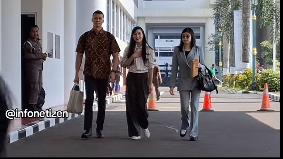 Momen Sandra Dewi tiba di Kejagung untuk diperiksa © 2024 brilio.net Momen Sandra Dewi tiba di Kejagung untuk diperiksa © 2024 brilio.net