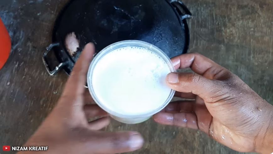 Tanpa digosok sabun cuci piring, ini cara bersihkan kerak gosong di pantat wajan agar kinclong lagi