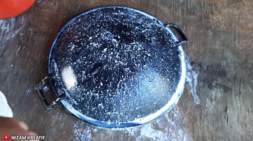 Tanpa digosok sabun cuci piring, ini cara bersihkan kerak gosong di pantat wajan agar kinclong lagi