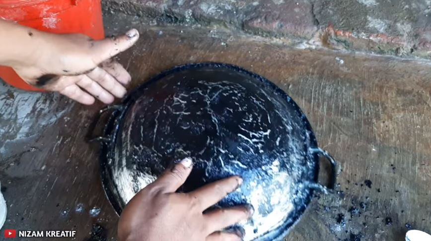 Tanpa digosok sabun cuci piring, ini cara bersihkan kerak gosong di pantat wajan agar kinclong lagi