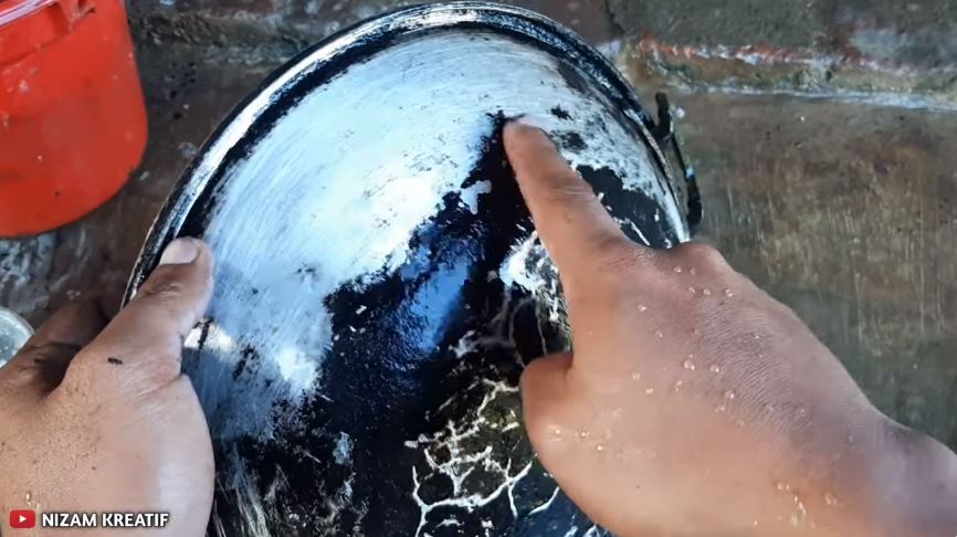 Tanpa digosok sabun cuci piring, ini cara bersihkan kerak gosong di pantat wajan agar kinclong lagi