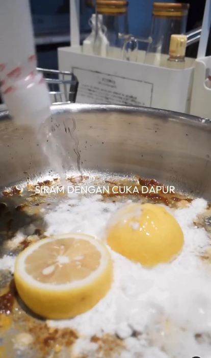 Tak perlu disikat, emak-emak ini punya trik basmi kerak dan minyak di wajan pakai 3 bahan dapur