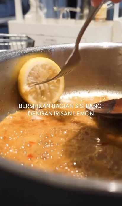 Tak perlu disikat, emak-emak ini punya trik basmi kerak dan minyak di wajan pakai 3 bahan dapur