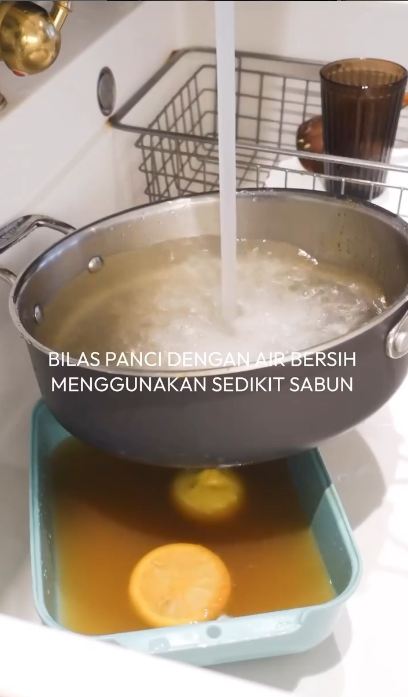 Tak perlu disikat, emak-emak ini punya trik basmi kerak dan minyak di wajan pakai 3 bahan dapur